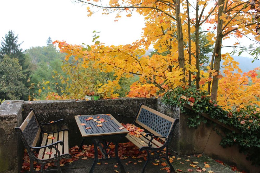 Sitzplatz auf der Terrasse mit Blick in den Schlossgraben